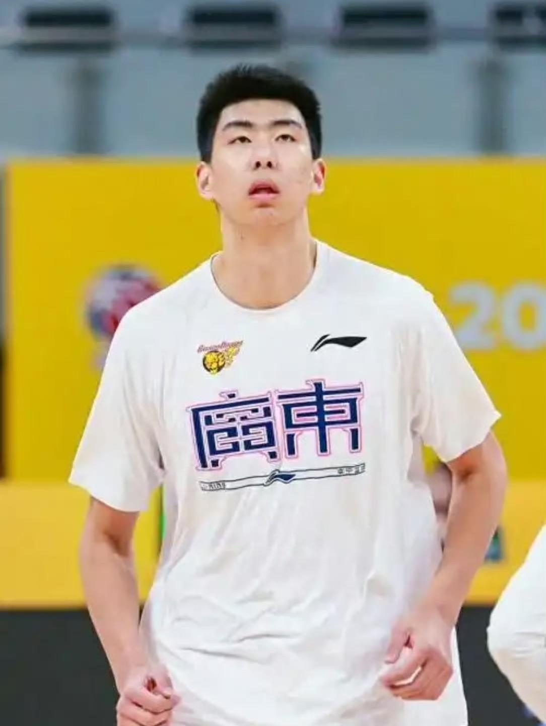 #广东男篮徐昕要求被交易#天大新闻，之前徐昕当面顶撞杜峰的热度还未过去，现在
