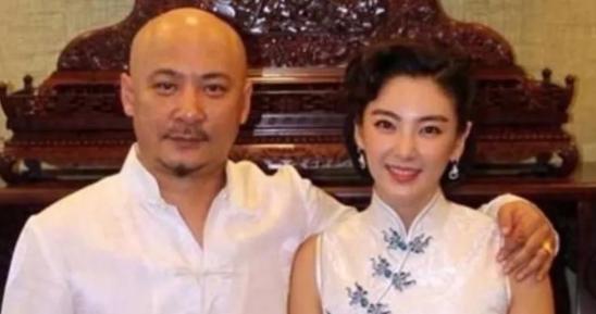他是王全安，完全不管女友余男正怀着孕，私下约张雨绮出来吃饭，两人喝得有点