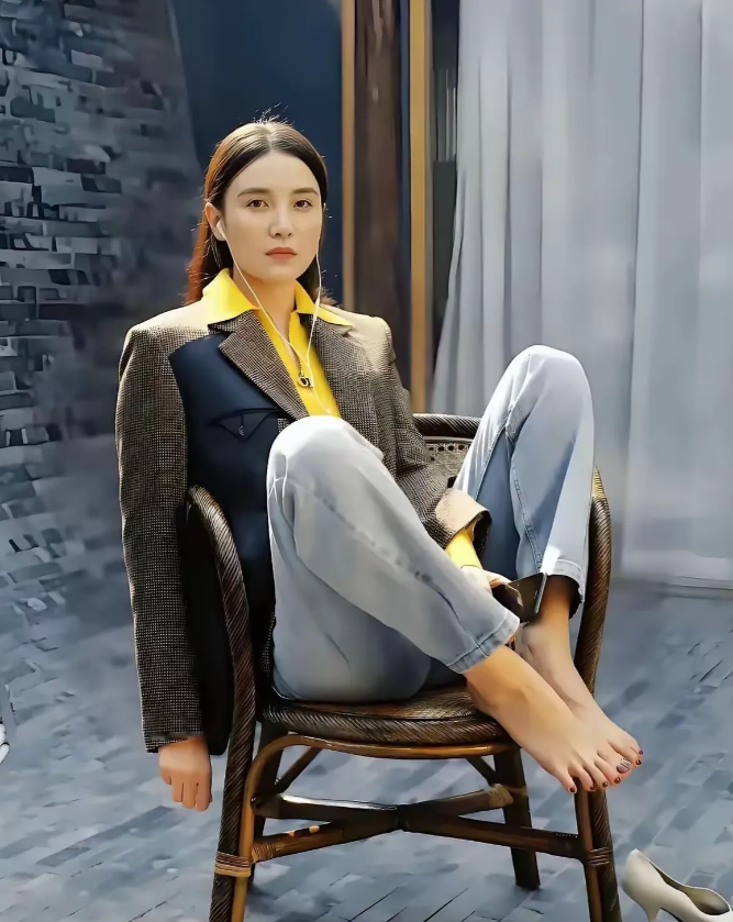 宋佳，173cm，光着脚丫坐在凳子上晒太阳都这么美！
