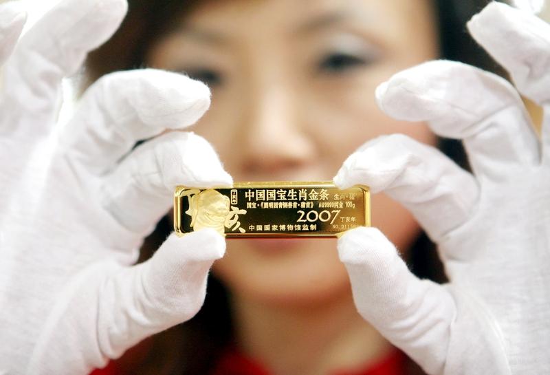 金价暴跌人人观望，北京爷爷却8年狂买8根金条！真相看哭全网！金价跌得让人犹豫