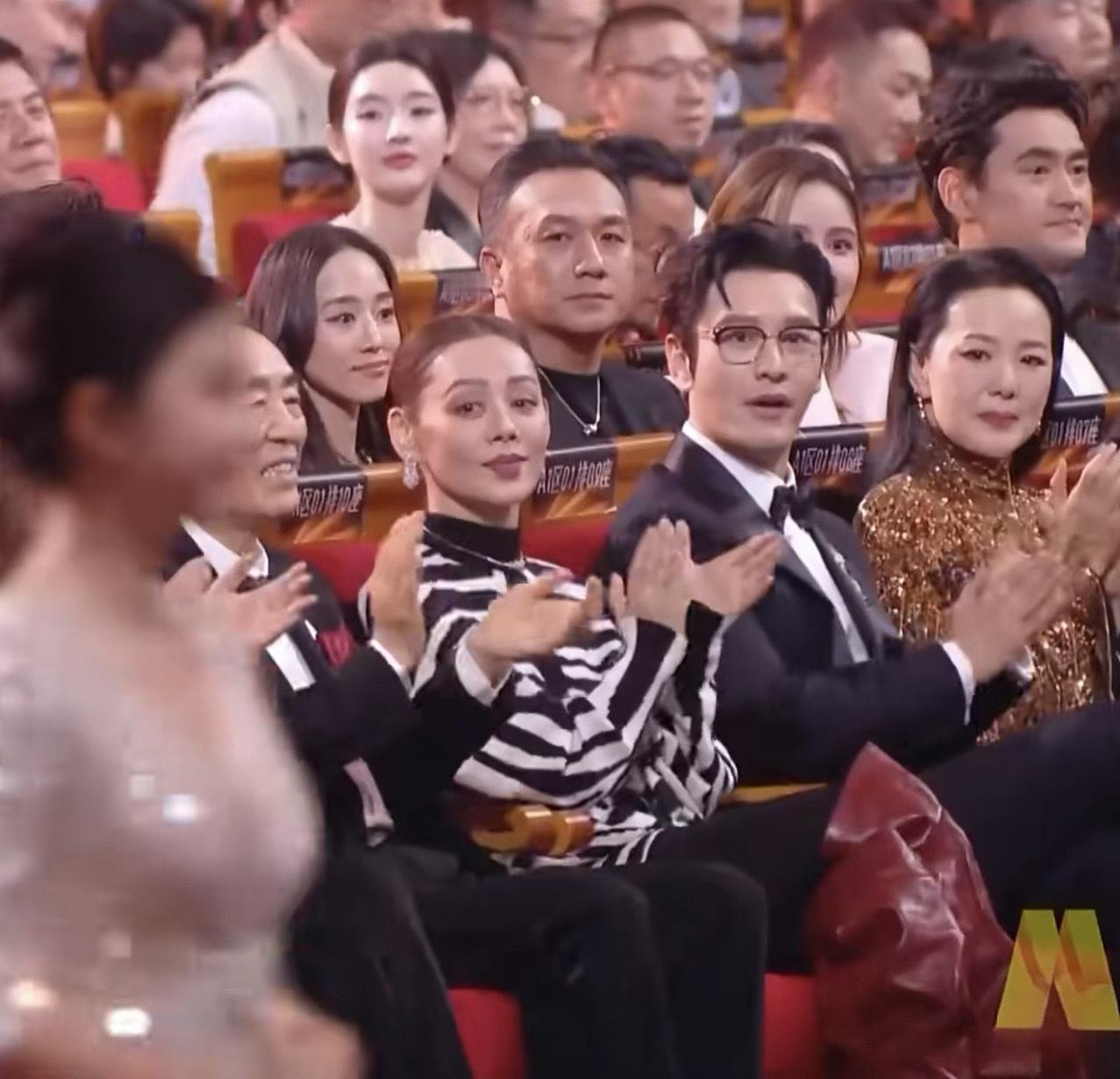 某颁奖典礼上主持人宣布最佳女主角获得者是宋佳，黄晓明坐在第一排正对着台子上，一时