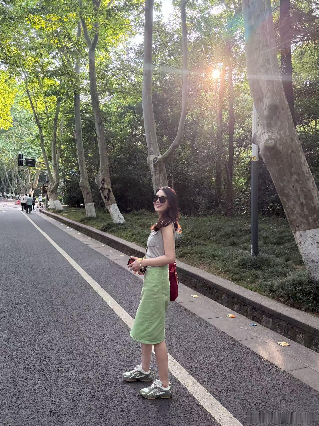 高圆圆穿搭还是杨桃那味儿一身简约穿搭尽显温柔本色，高圆圆状态真实随性，满满都是当