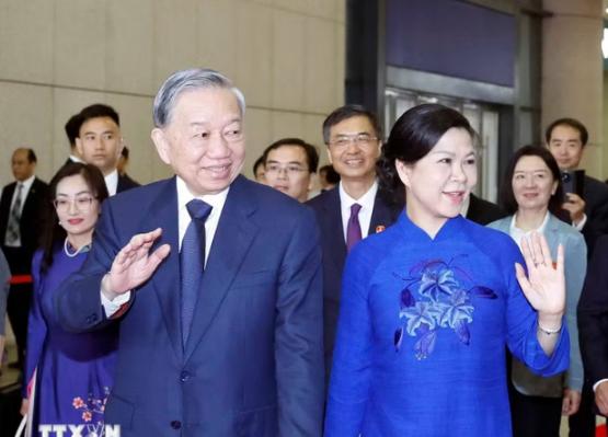 摊牌了！苏林前脚刚登上回国的火车，后脚中越联合声明就砸下来，铁路、矿产、核安全、