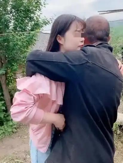 深圳，一个60岁的有钱老头，天天跟90后女子恩爱，期间多次怀孕流产！谁也没想到，