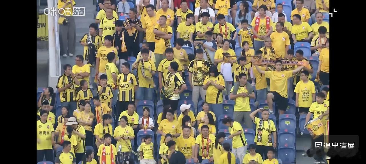 2：1，青岛西海岸战胜10人上海海港，诞生队史三大记录。本场比赛不乏看点，直红+