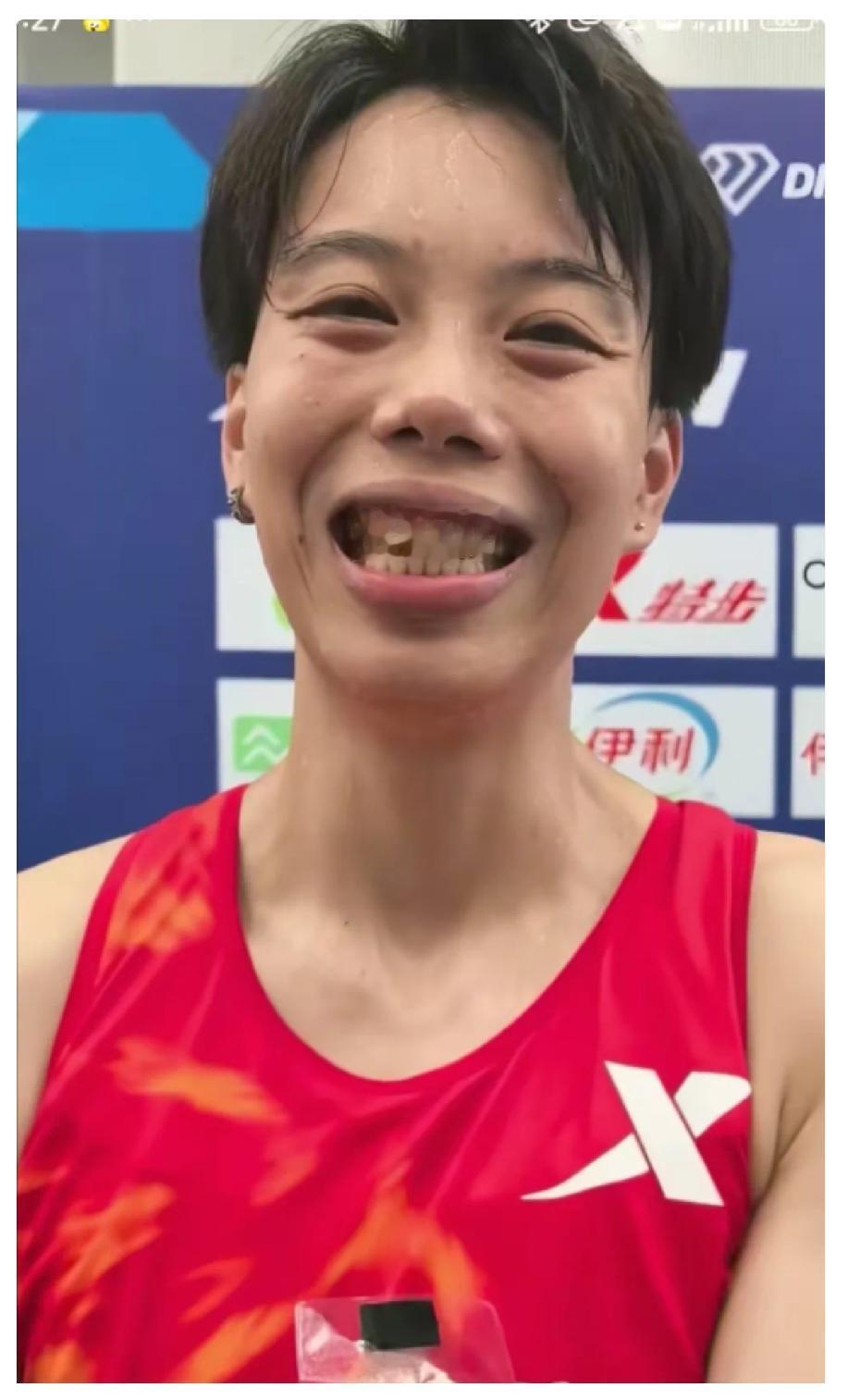 刘景扬这情商非常高啊，这次厦门钻石联赛100栏，她跑了第10名，吴艳妮是第八名。