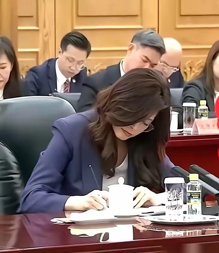 郑丽文认真做笔记的样子是不是很美？1969年出生的她，已经57岁了，但精气神