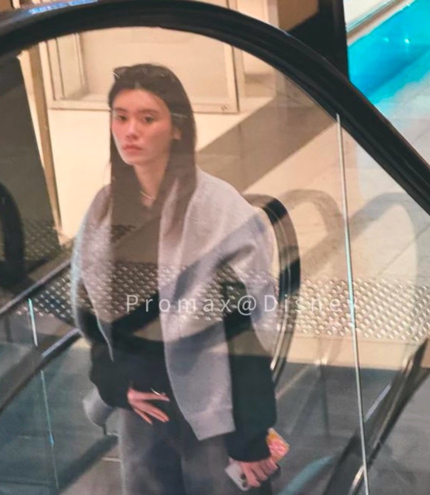 奚梦瑶手捂肚子奚梦瑶手捂肚子，看起来好像不太舒服，小腹隆起疑怀三胎🤔。奚梦瑶