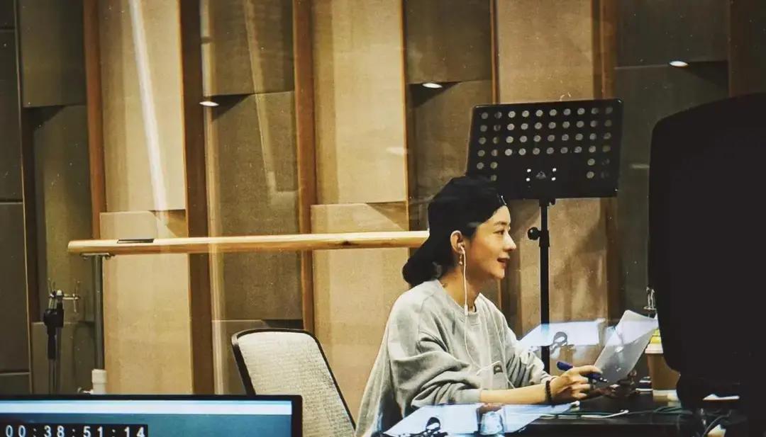 别再夸她瘦了。赵丽颖在《与凤行》里演战神沈璃，开拍前减掉十斤。这不是关键。