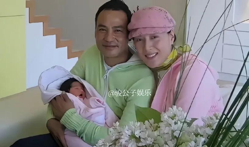 年轻时的任达华选择丁克，所以很长一段时间都没有孩子。直到他50岁，才迎来了女儿。