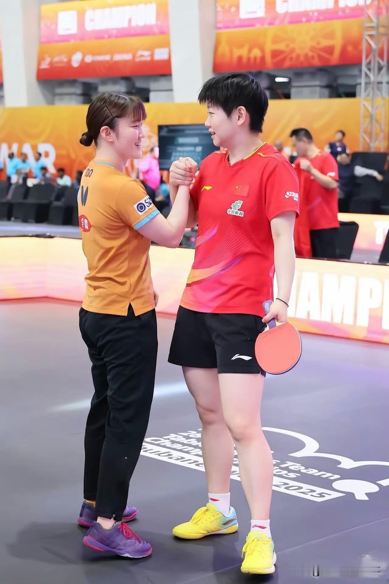 赛场这一幕太有戏：孙颖莎与大藤沙月碰拳互动，1.52米的大藤垫脚、1.62米的莎