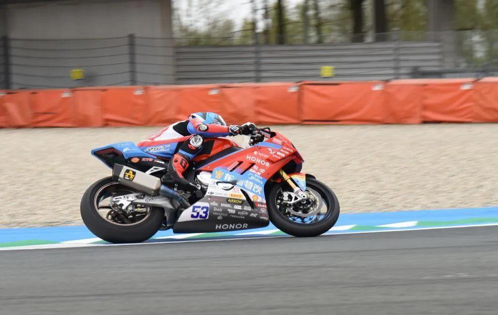 荷兰站WSBK摩托赛对张雪机车和车手德比斯来说真不是“福地”，4月19日的第二回