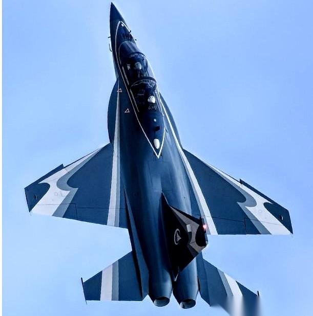 一脚踹开了迪拜航展的大门，然后反手把订单总数第一的奖杯抱回了家。这事儿，越想越