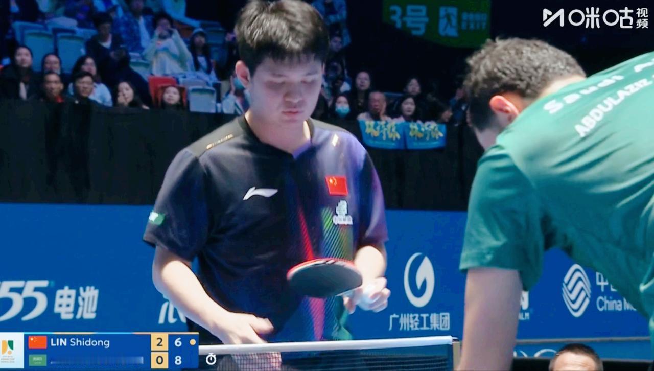 林诗栋把侯英超气的不说话了。今天林诗栋对战沙特舒莱比，由于舒莱比反手比正手