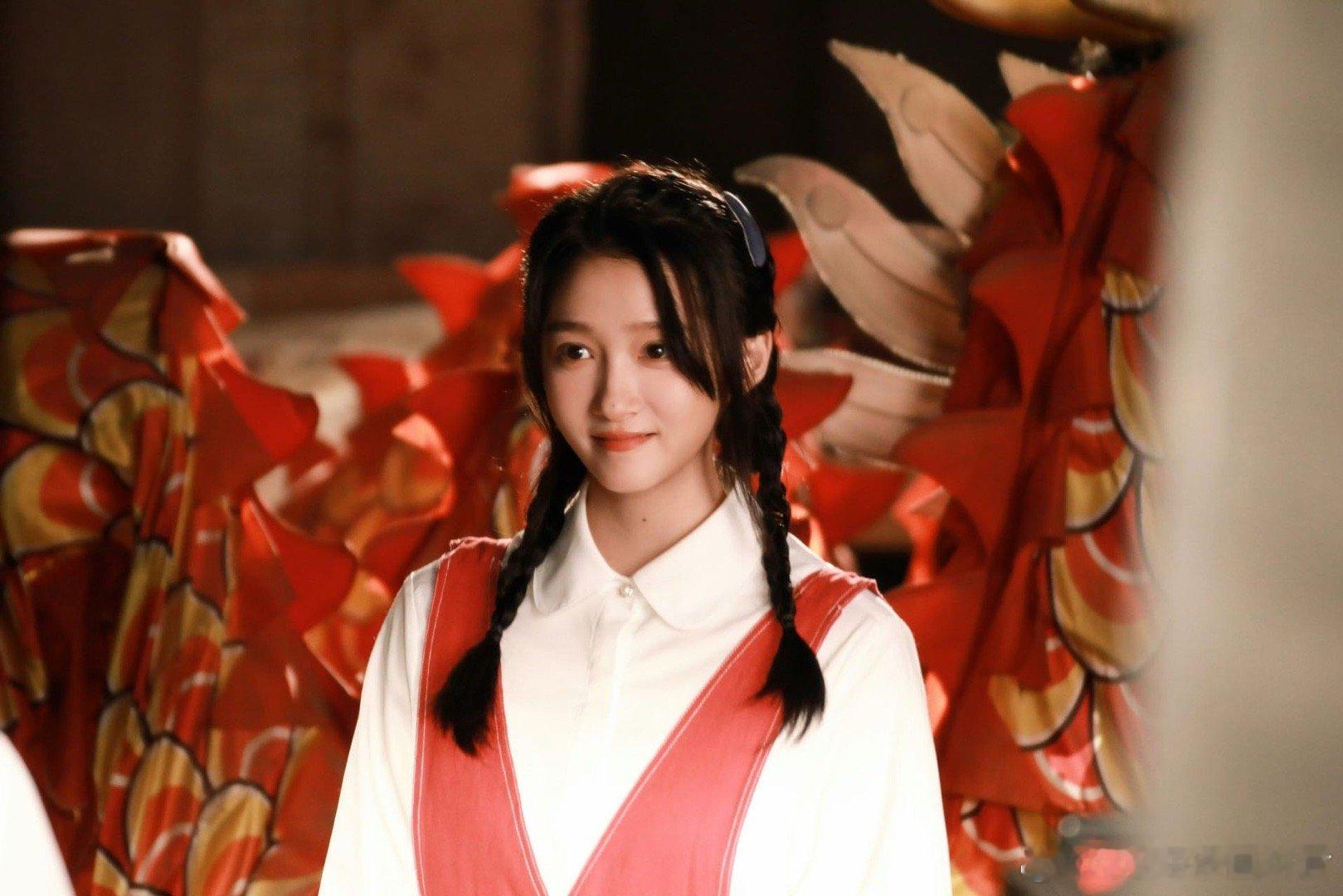 关晓彤岁月有情时关晓彤校服照关晓彤穿校服的样子，就是我心中校园剧女主的样子！《岁