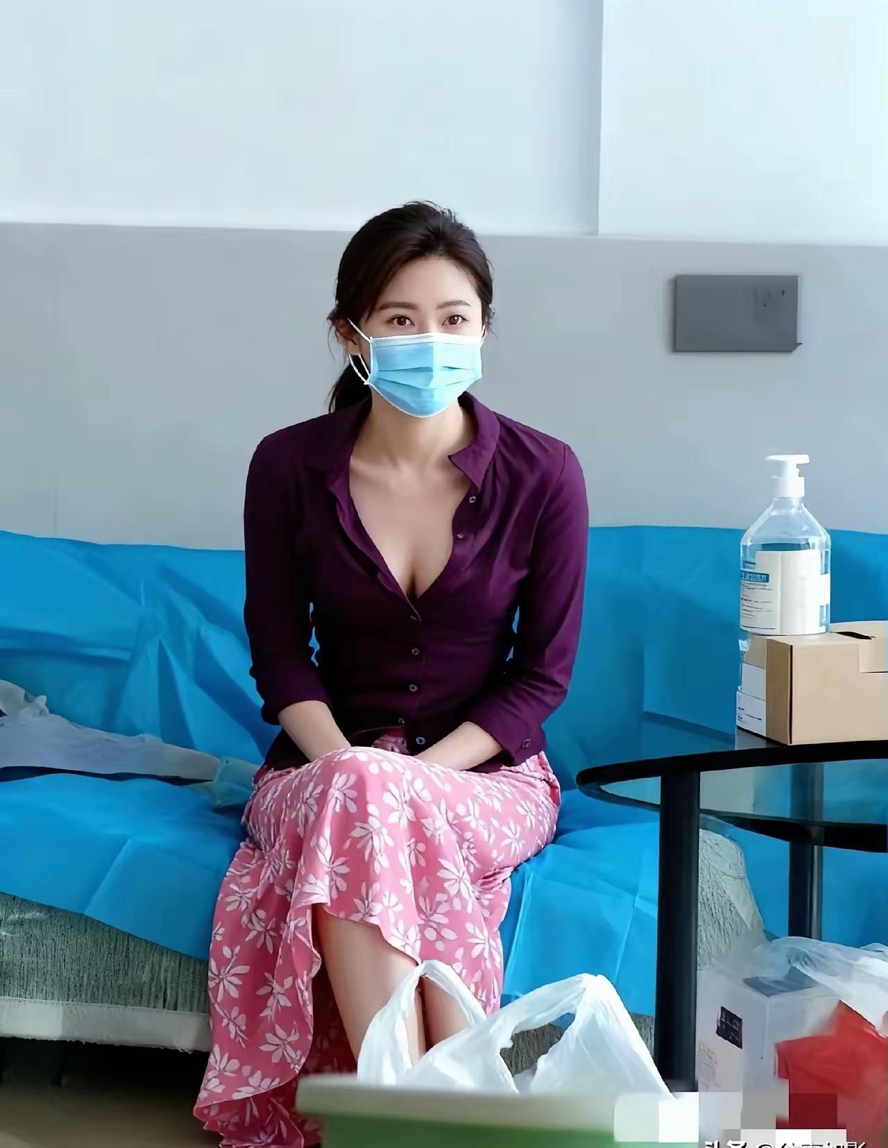 接近2025年关，无菌布铺垫的沙发梗行将以总结聊赖的一年。