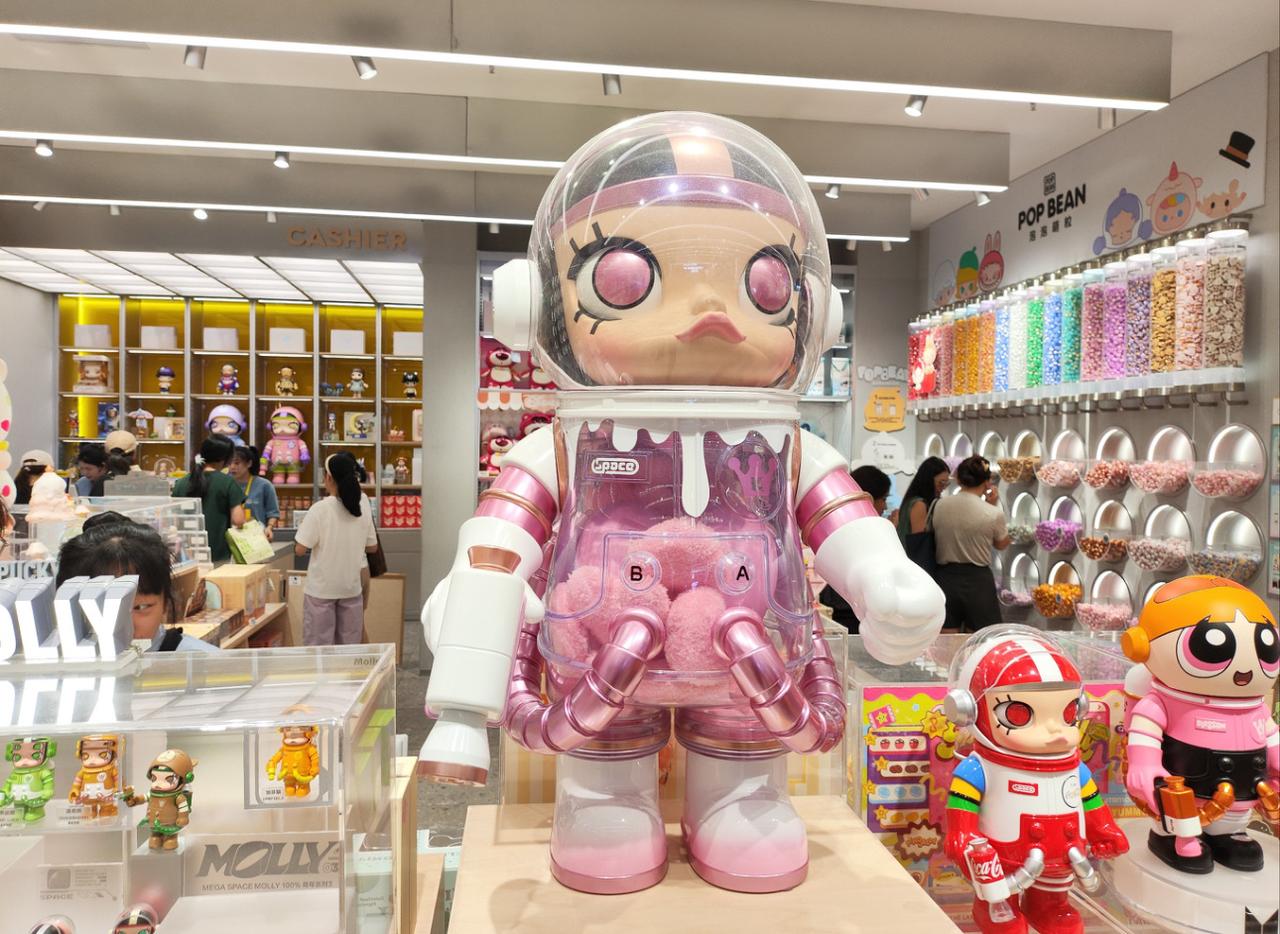 其实我一直都想不明白，像“泡泡玛特”这类东西为何会如此火爆。就如店员所说：总有人