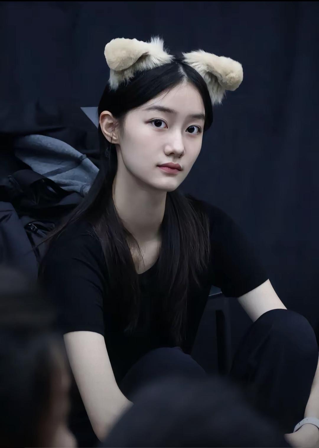 小四月今年17岁，她是赵薇和黄永龙的女儿，现就读中戏国际班，琴棋书画，样样精通，