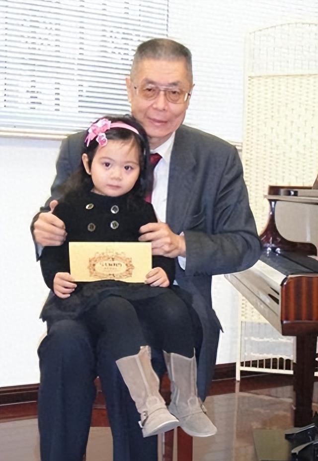 三婚娶小37岁徒弟，81岁生女，84岁生儿，如今住美国豪宅好不惬意刘诗昆这个人