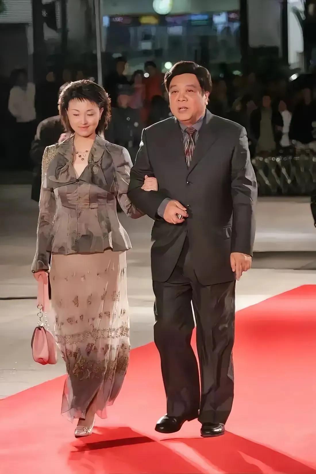 这位当年和赵忠祥老师一起走红地毯的女士，大家能教出她的名字吗？