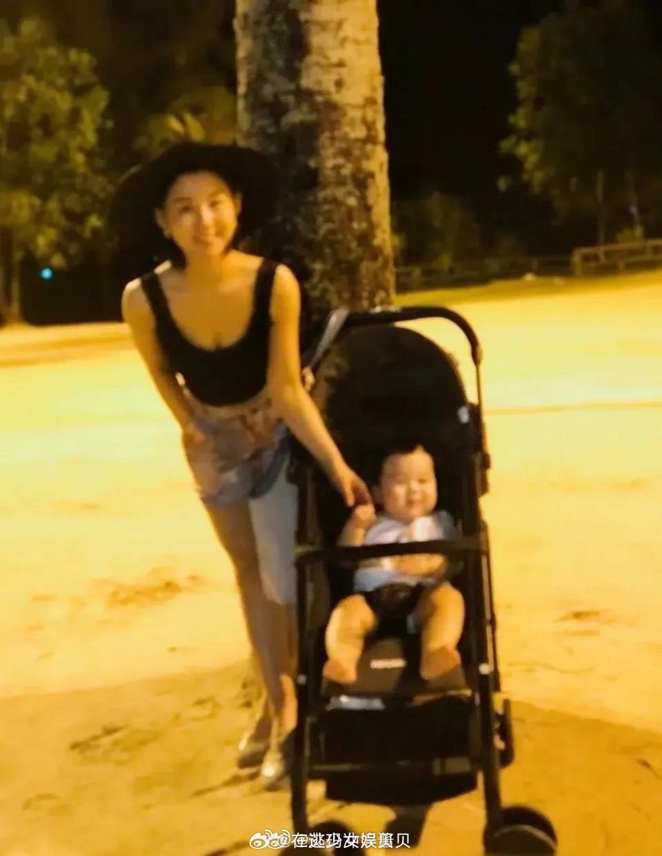 娱乐圈里最干净的女人，年近40，生了两个娃，还嫩如少女，身材原来也这么有料，丰满