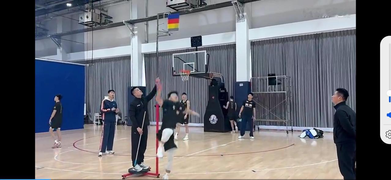 徐杰摸高315cm，比郭艾伦都高，其实两个人近况都尴尬就郭艾伦和徐杰的摸高