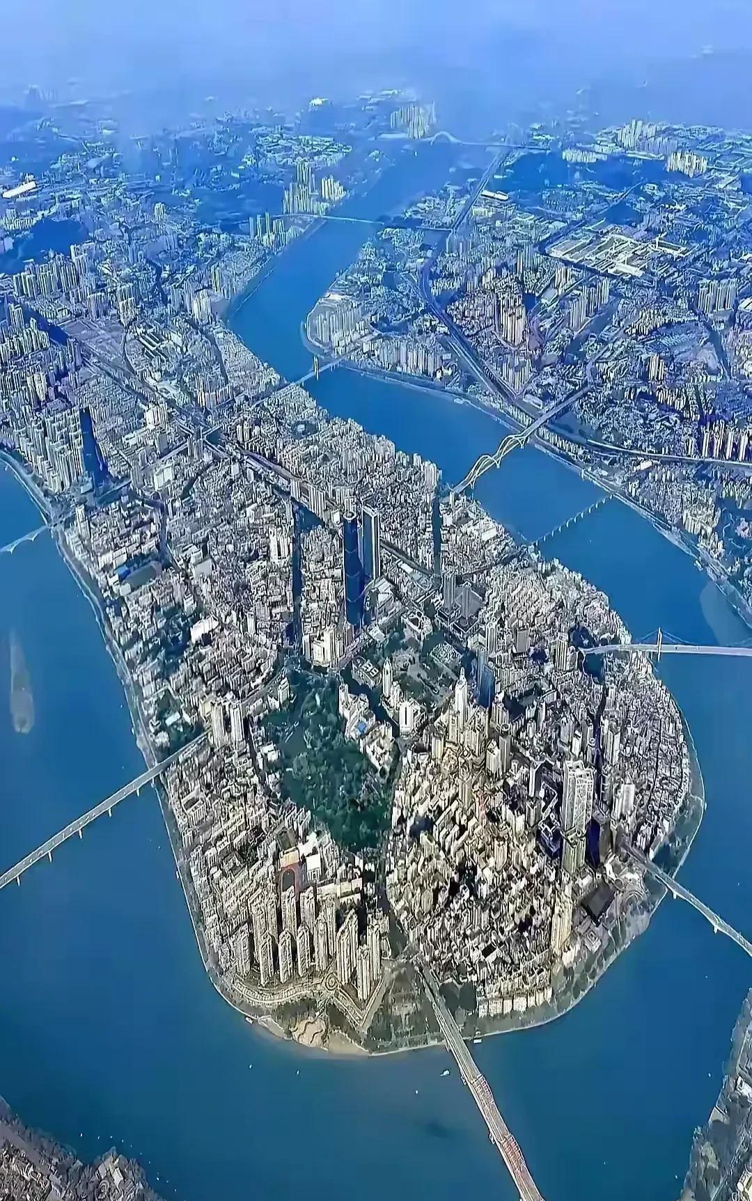 这是哪座城市，可惜了这么好的地理条件，感觉规划的并不是很合理，特别乱，没颜值没档