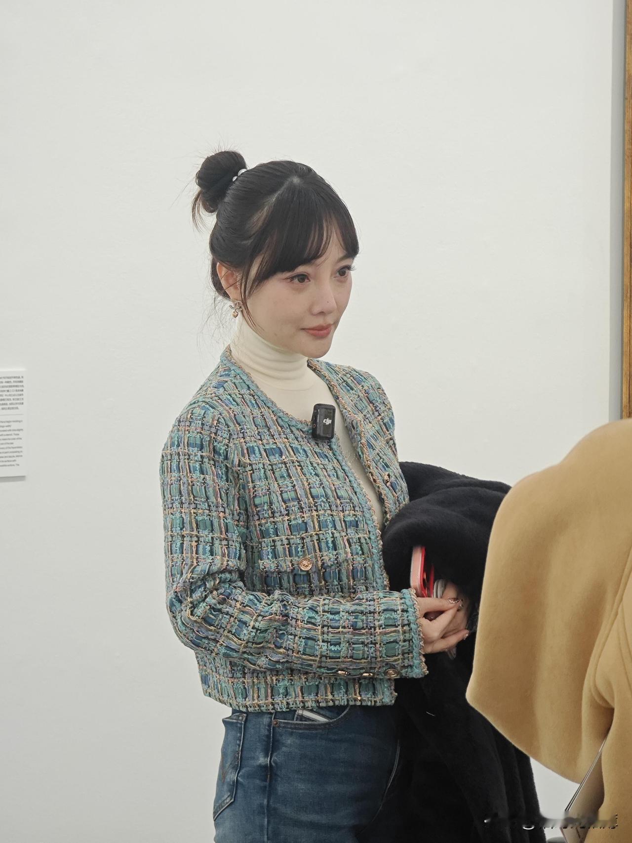 这才是44岁的她的真实颜值，没有滤镜的加持，看得出年龄感了～～近日，有网友参观画