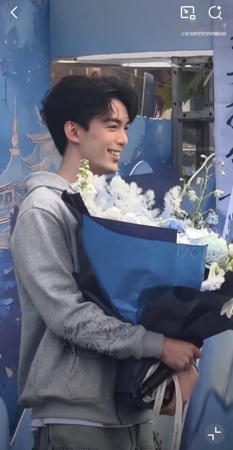 看吴磊笑的我也忍不住笑，他都合不拢嘴了，也不知粉丝说了啥。​​​