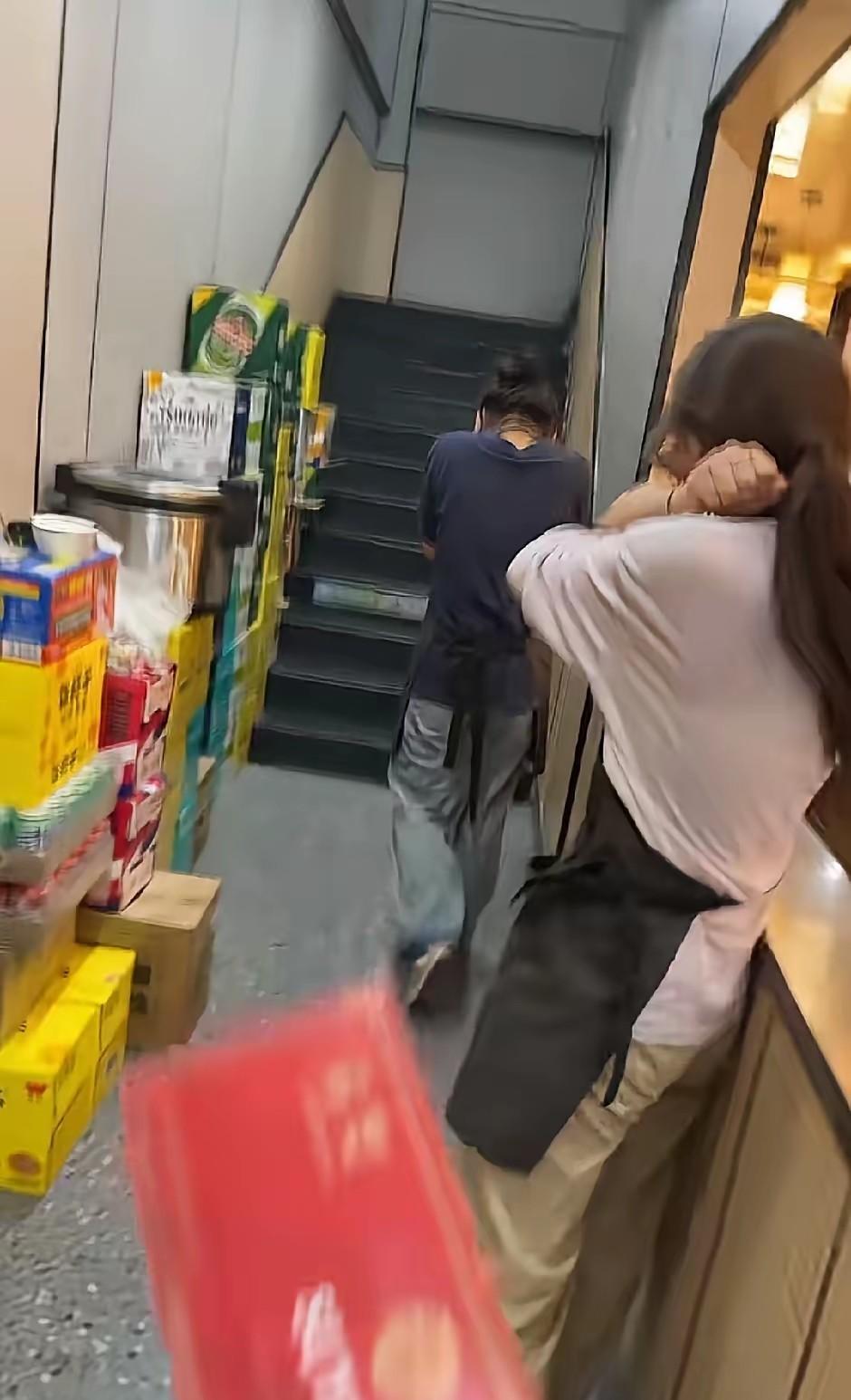 6月16日，江苏徐州。一餐馆老板今天发工资，没想到店里三个女服务员，合资给老板买