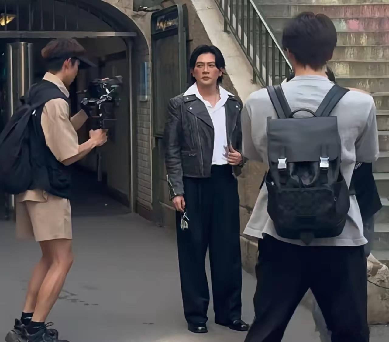 苏有朋现身巴黎参加活动，这直接堪称“换脸”啊，走在街上都不敢认了！以前发型清爽的