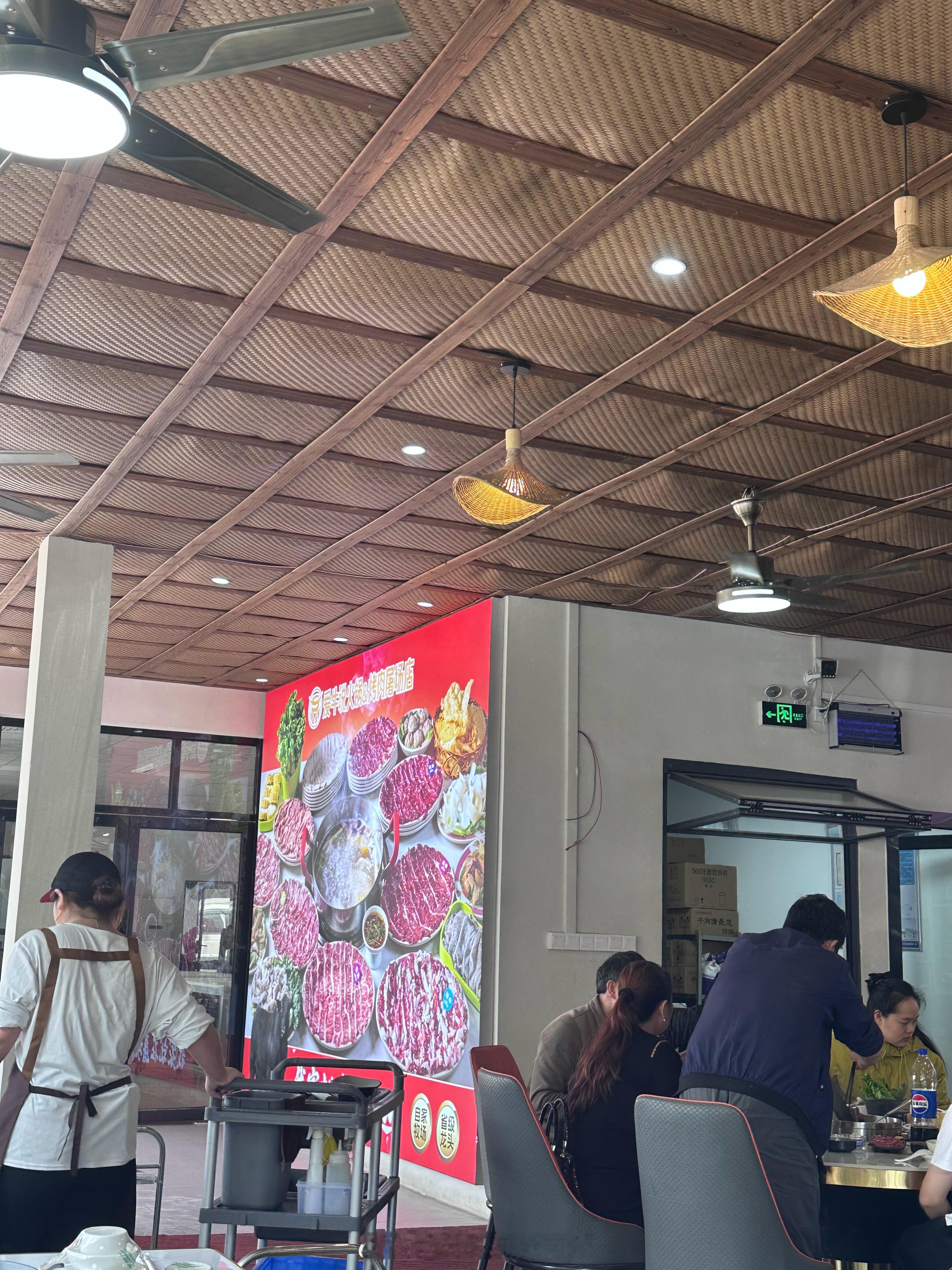 吃个牛肉饭、店对面就是屠宰场，主打一个“我家就在屠宰场隔壁”，你别说、这味道针不