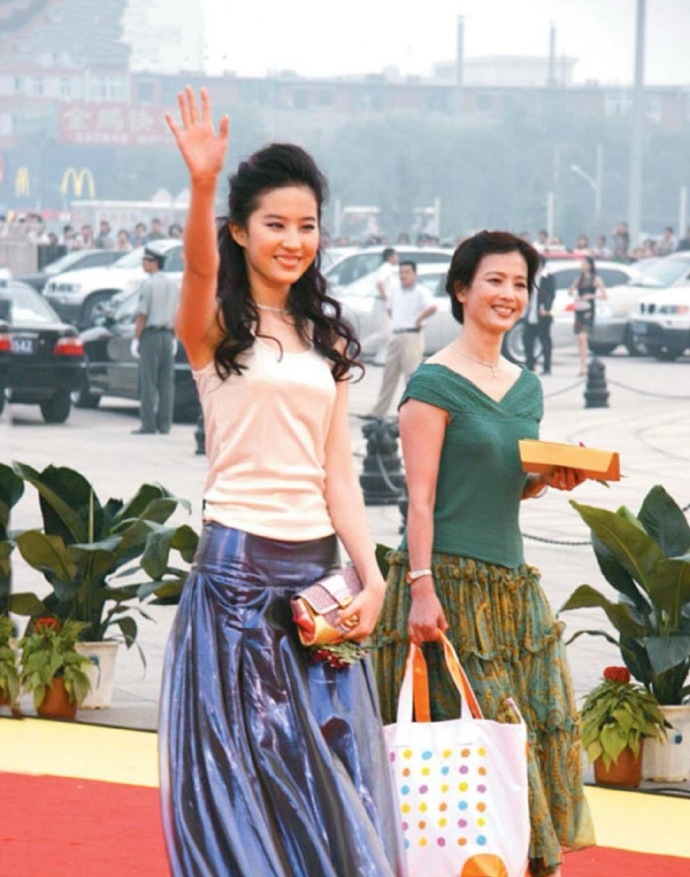 一直以为刘亦菲是女星颜值巅峰？看了她母亲才知道啥叫真正的美！刘亦菲曾称自己是家里