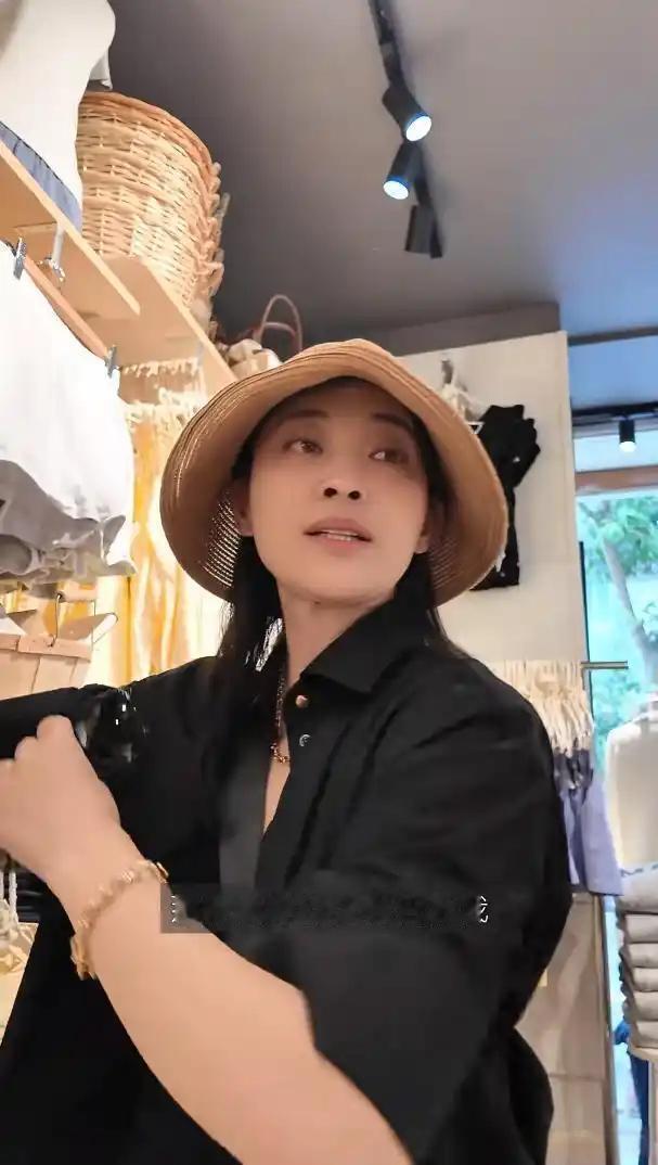 梅婷一家西班牙逛街视频曝光！哥哥嫂子罕见同框，阵容直接分成“购物狂组”和“摆烂陪