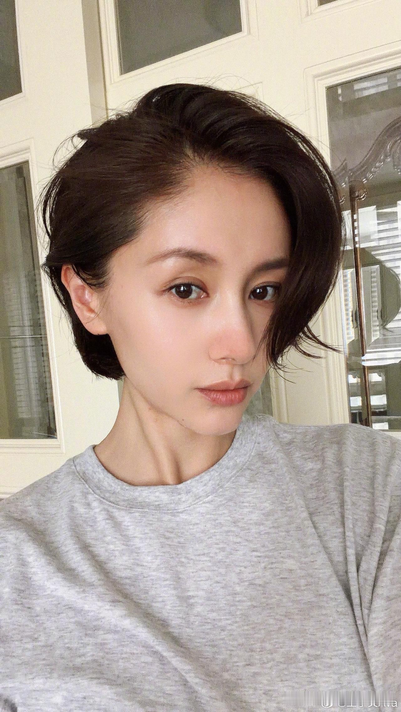 告别曲筱绡式活泼，王子文新短发造型出圈，素颜出镜清冷随性自带高级氛围感王子文