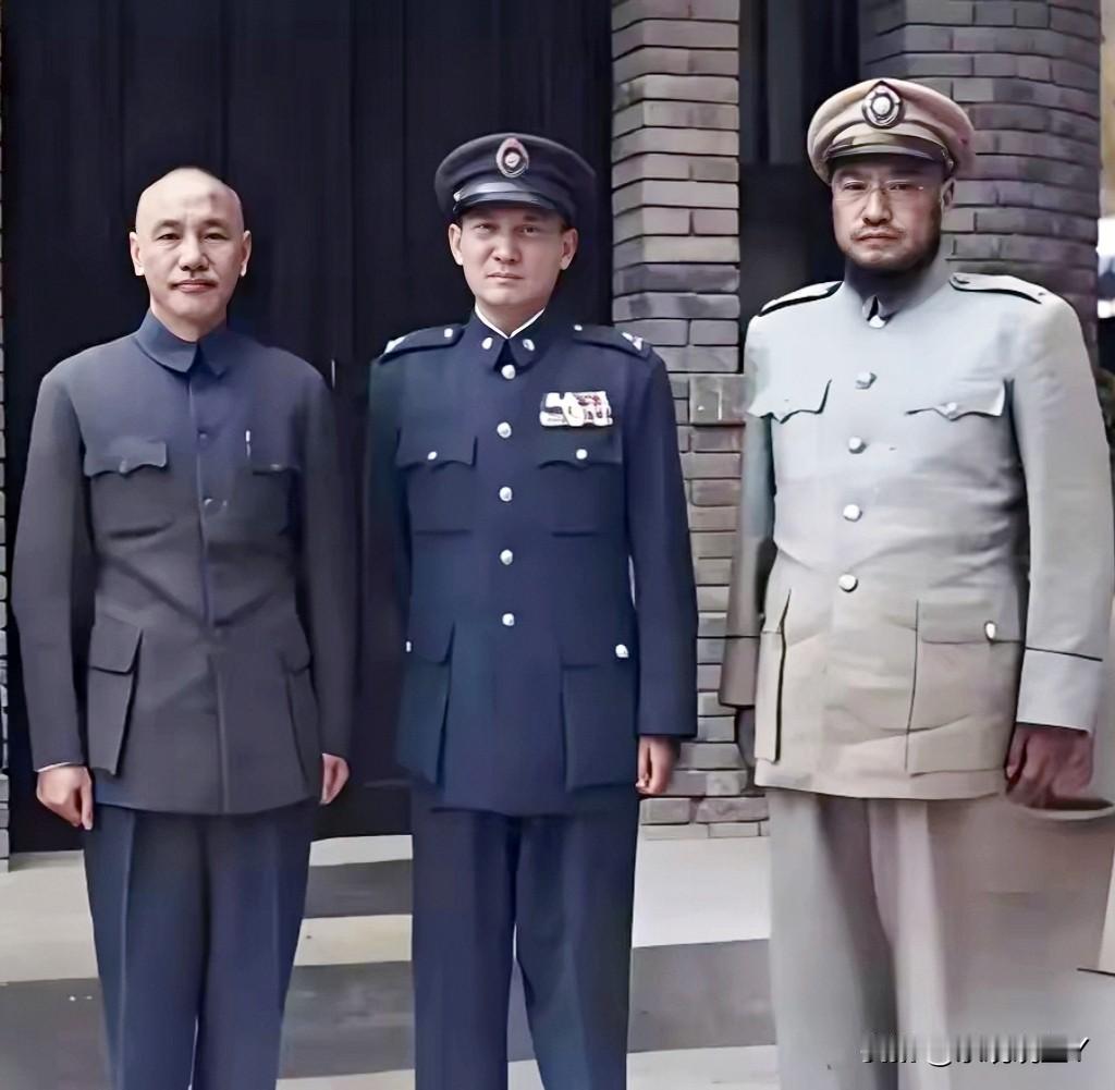 这是蒋中正和张治中及马步芳的一张合影老照片,拍摄于上世纪四十年代末期。这可不是演