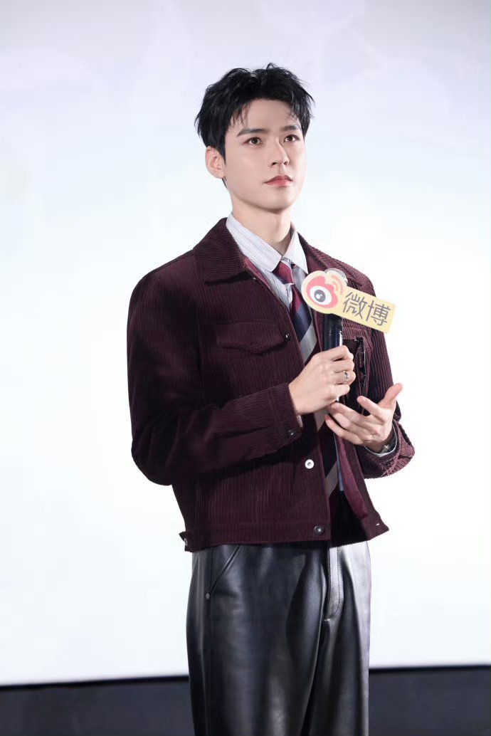 龚俊翻唱周深的歌龚俊想坐周深被告席了吧暗河传追剧团现场惊现全新版本龚俊翻唱周深