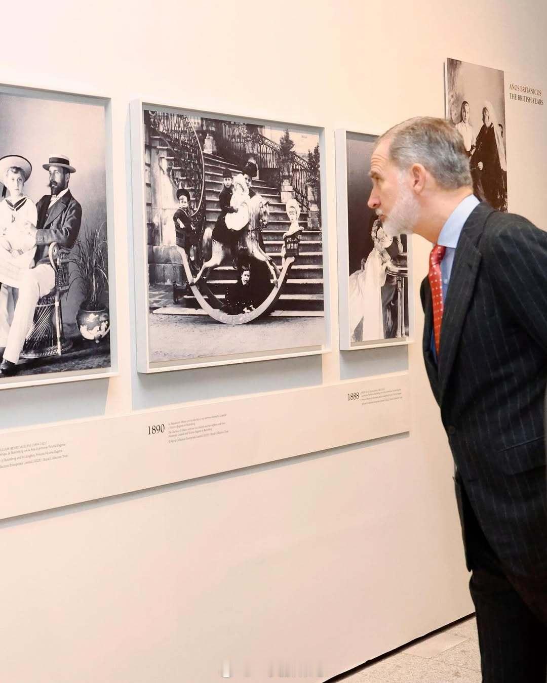 今天西班牙的费利佩六世国王在西班牙马德里浏览他的曾祖母和教母西班牙的维多利亚尤金