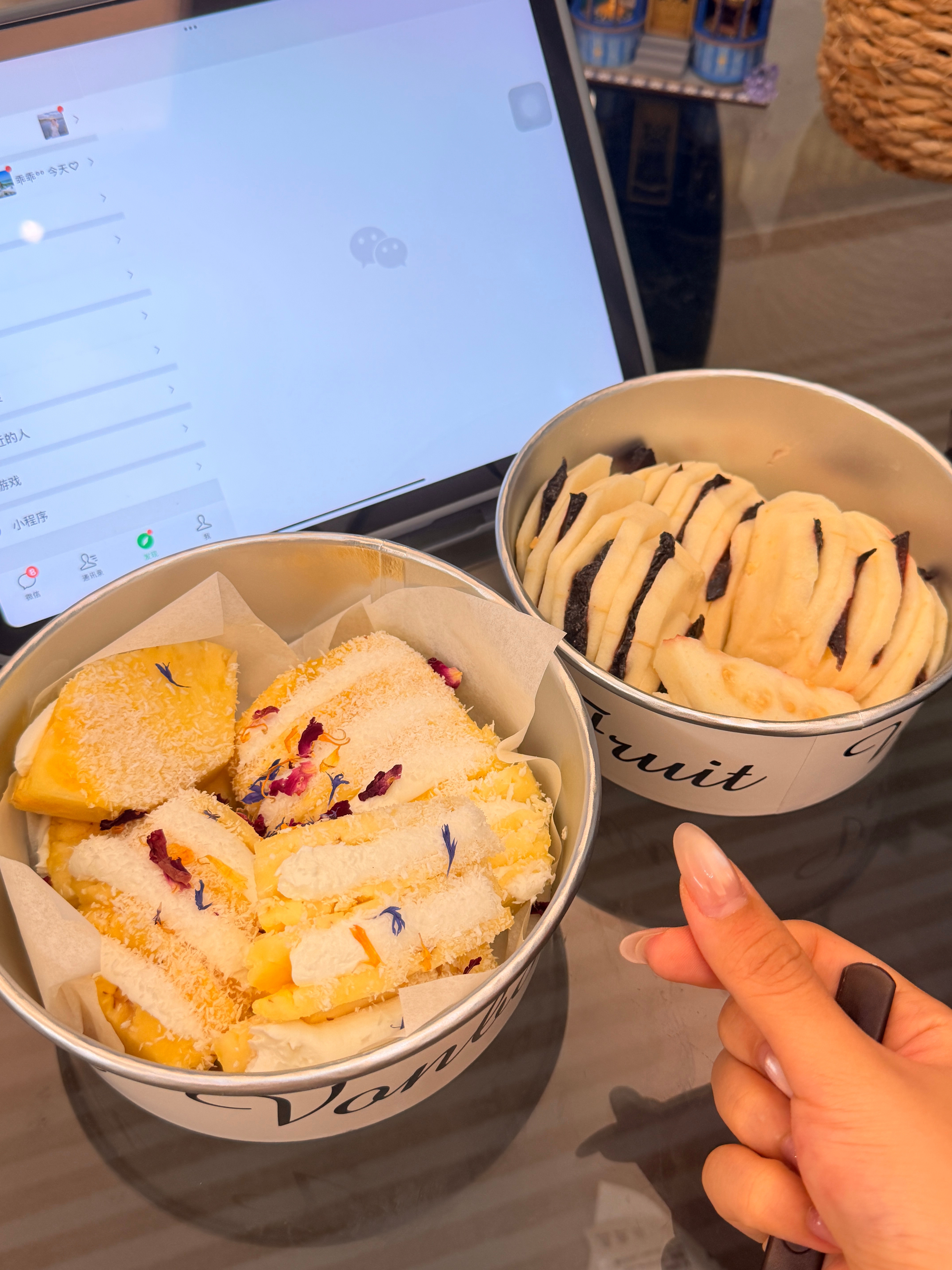 大家晚饭吃啥🐰我下午点了水果酸奶夹晚饭吃牛腩饭+皮蛋瘦肉粥（两张图怎么都