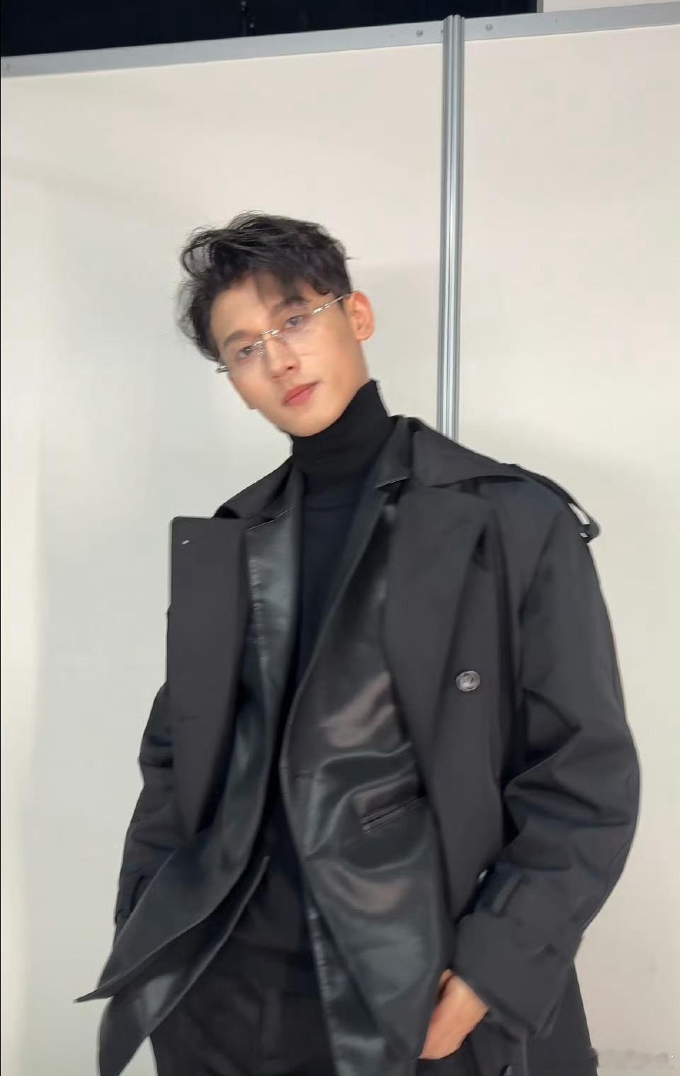 声鸣远扬选手颜值这块没输过聚光灯为颜值开道，麦克风为实力加冕！声鸣远扬选手颜值这