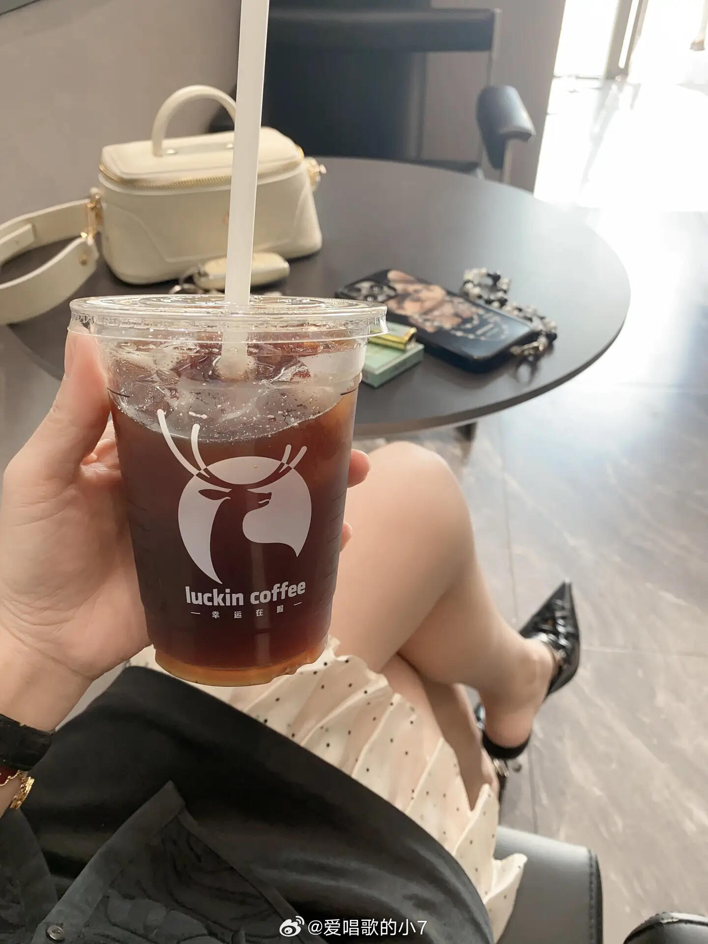 找了个舒服的位置，点了一杯自己喜欢的咖啡！一个人坐着发呆！感受成年人最孤独也是最