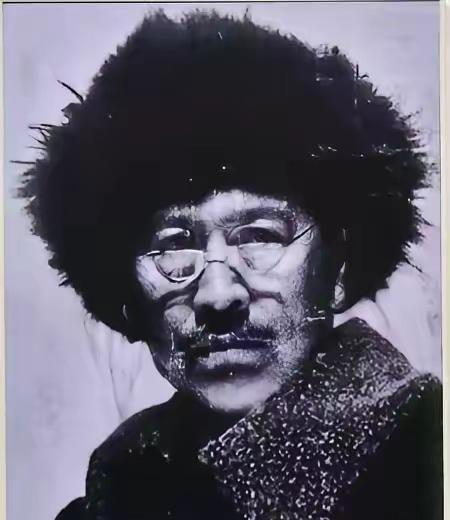 1937年，67岁的大地主戴万龄被日军擒获，为防其逃脱，日军竟用铁丝一头捆住他两