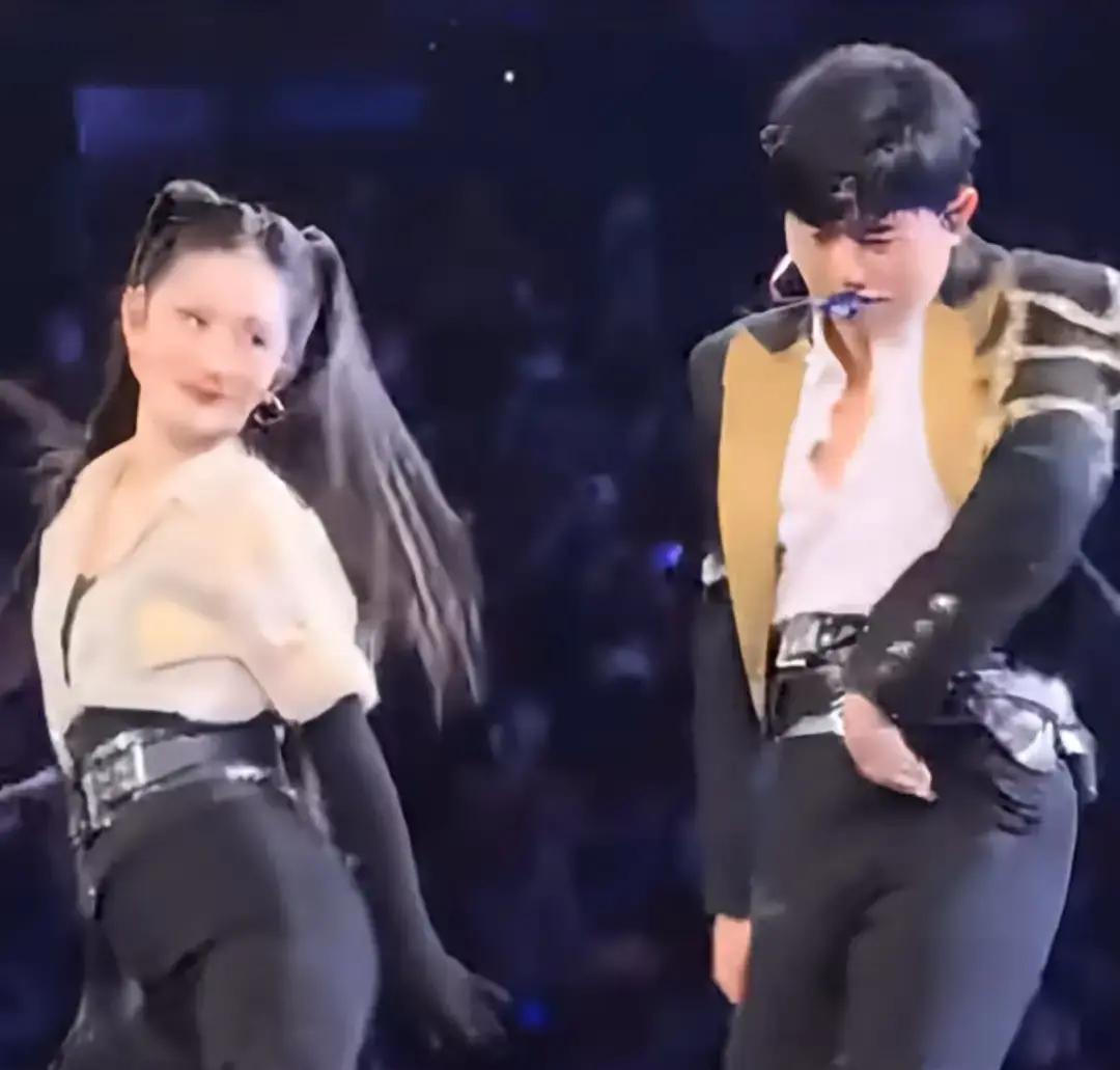 谢娜跳舞被嘲，张杰一句话翻盘跨年舞台刚播完，谢娜产后首秀被弹幕围攻：腿粗、