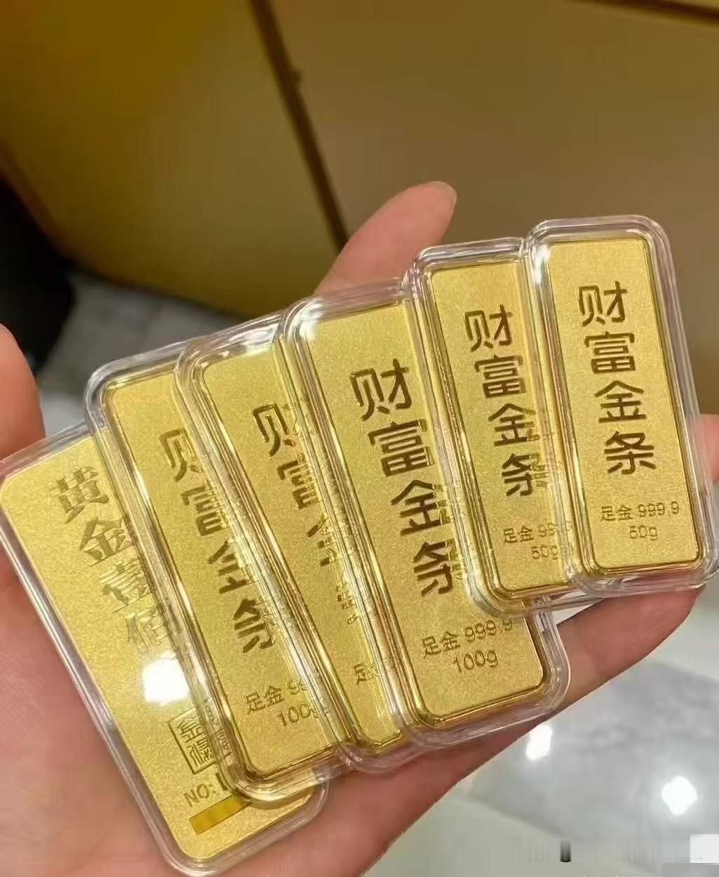 大量持有黄金的人，估计现在已经彻底坐不住了，7月24日，金价已经从885一克