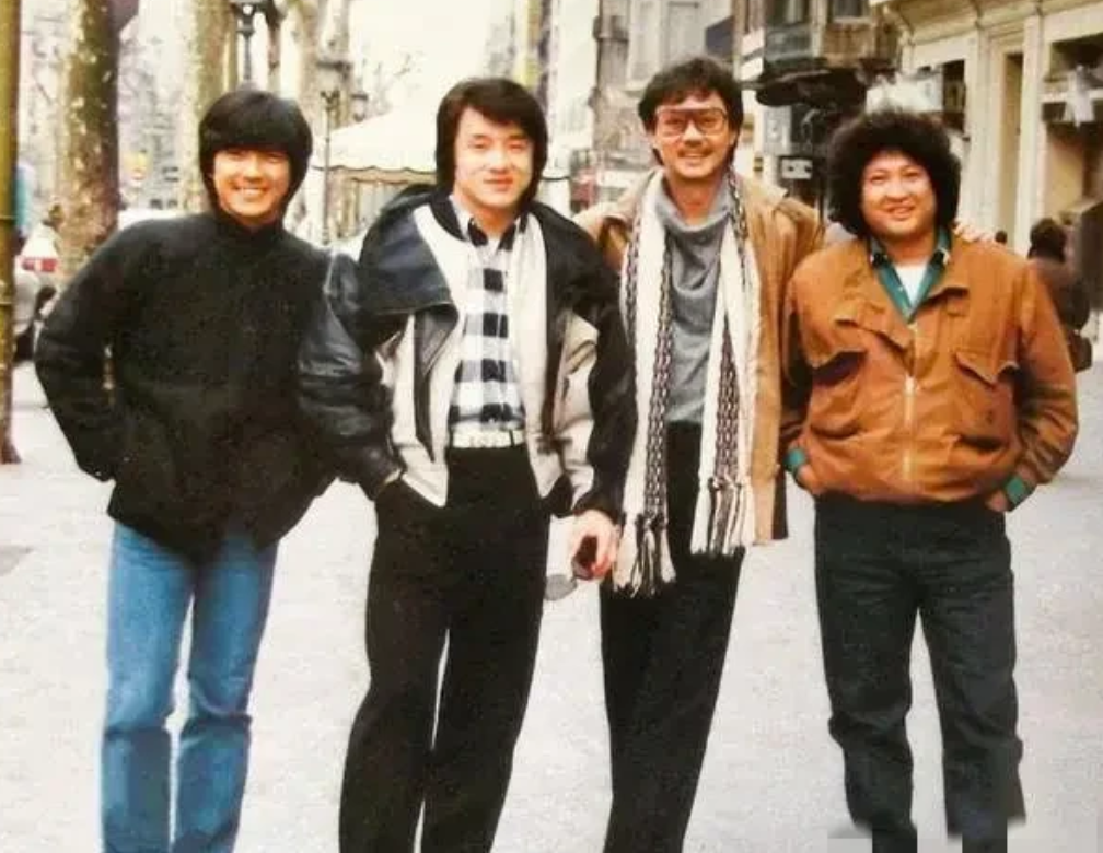 这是年轻时的成龙和洪金宝吗？怎么感觉好像不对劲啊，似是而非