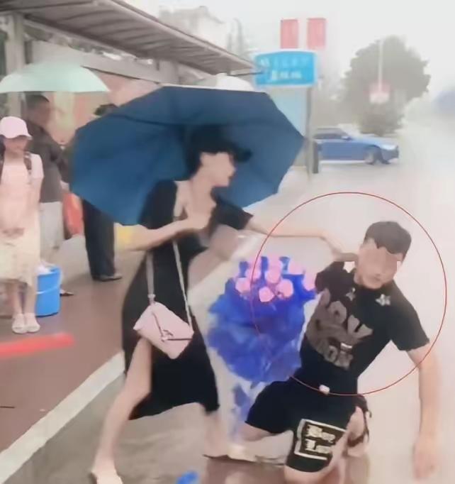 为还债，他给女大车司机当跟车，挤驾驶室3年，从嫌弃到非她不娶！广西的韦国良，