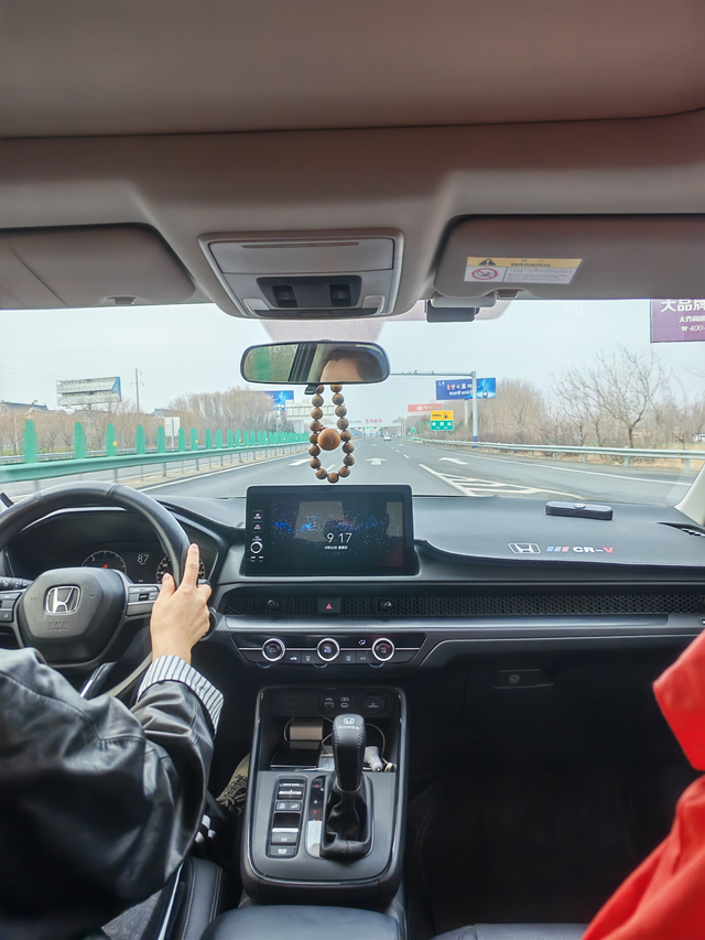 23款CRV保养费用两万公里一共保养了四次，头一次送的，接下来的三次都是自己在