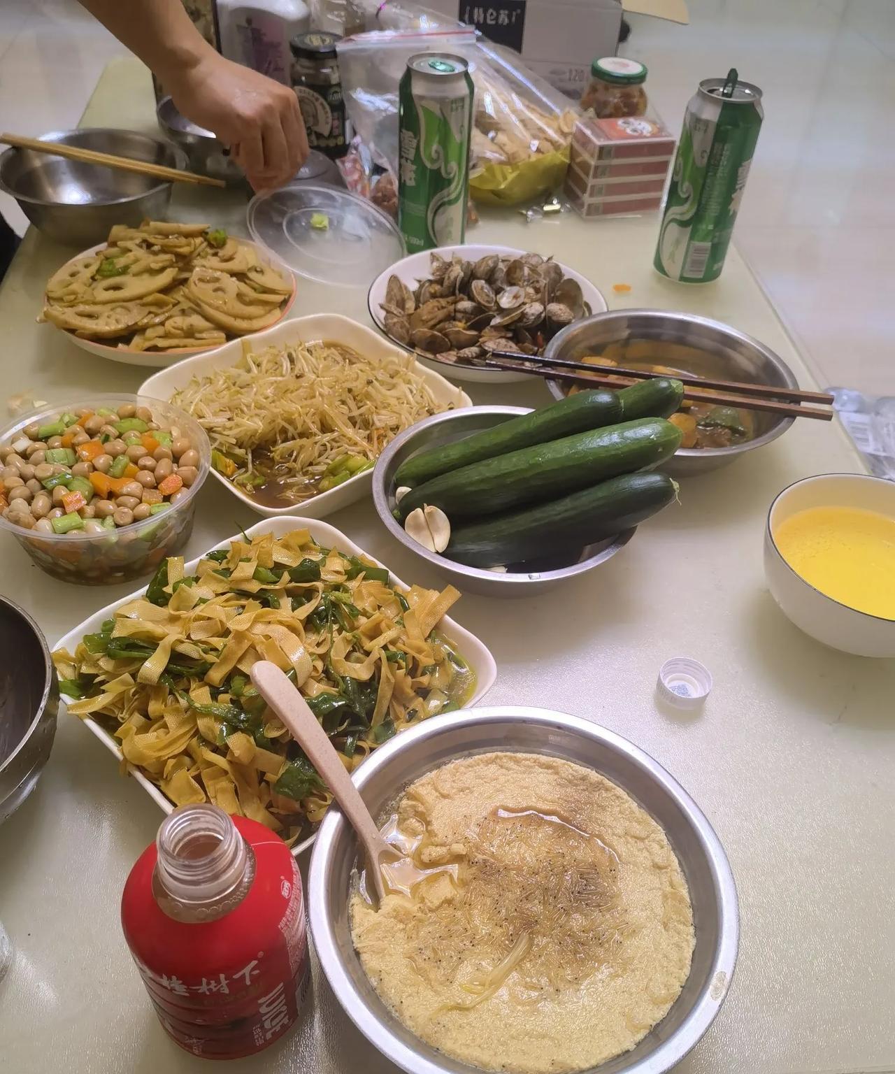 自从禁酒令出台以来，就没有再出去吃饭，下午俩同事酒瘾来了，非拉着晚上一起到宿舍喝