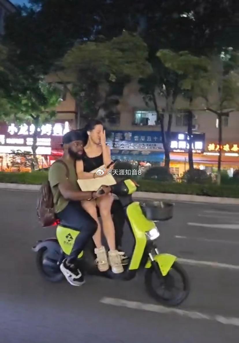 她居然还会不好意思？