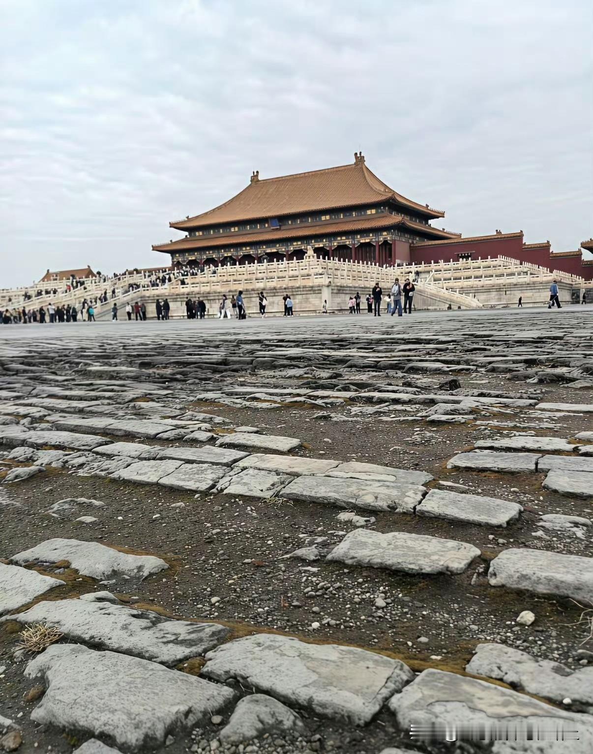 故宫，部分地面微距是这样的！为啥不用几车沥青将路面铺好点呢？